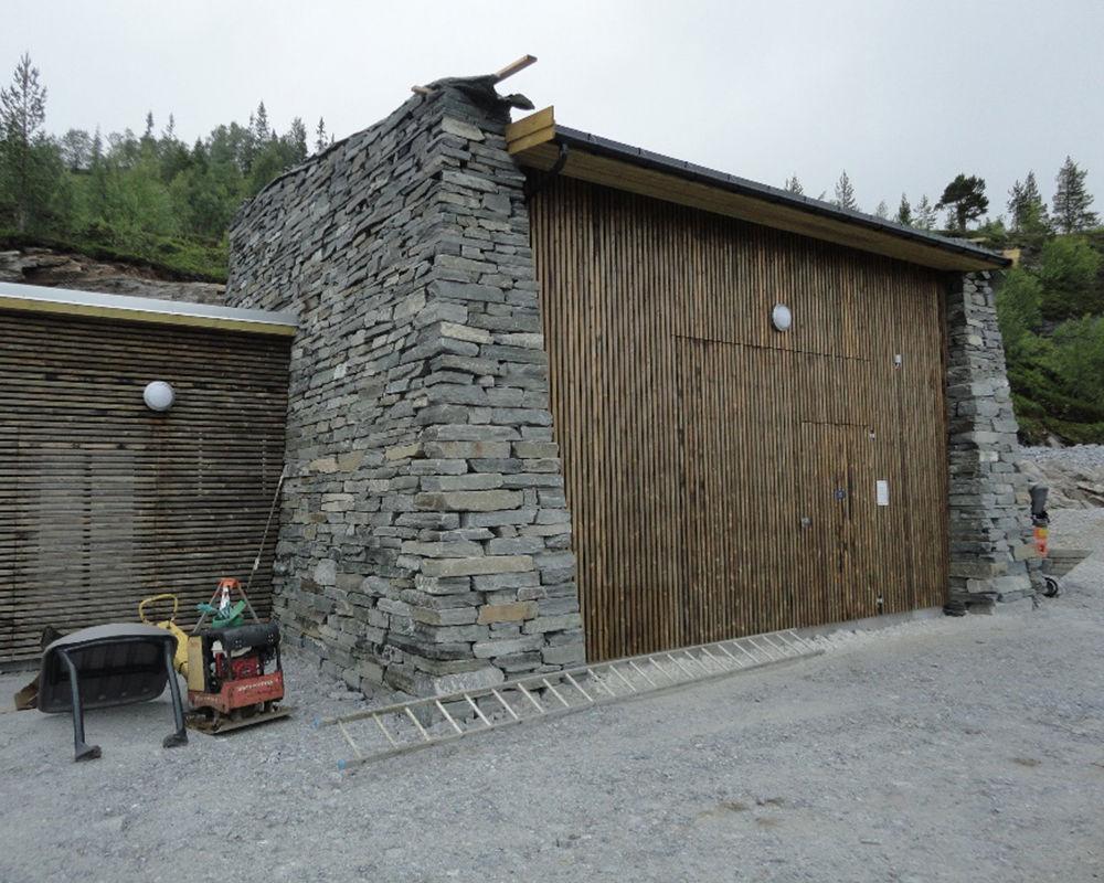 Mofjell迷你发电厂位于一座由天然材料建造的建筑中