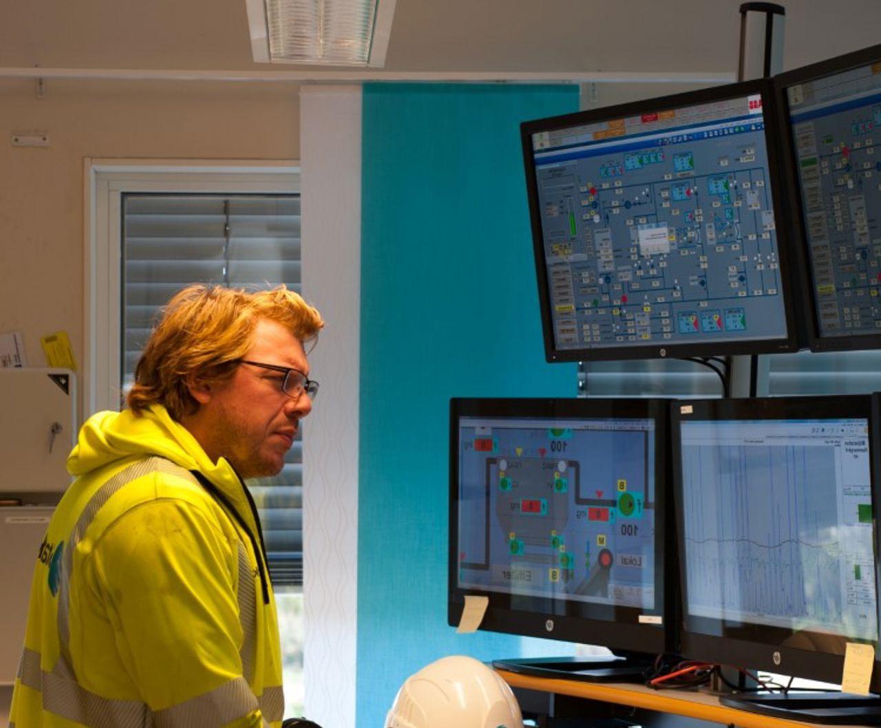Man standing in control room at Kungsbacka Hammargård in 瑞典
