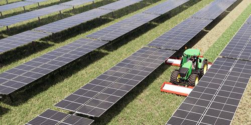 太阳能电池板和拖拉机